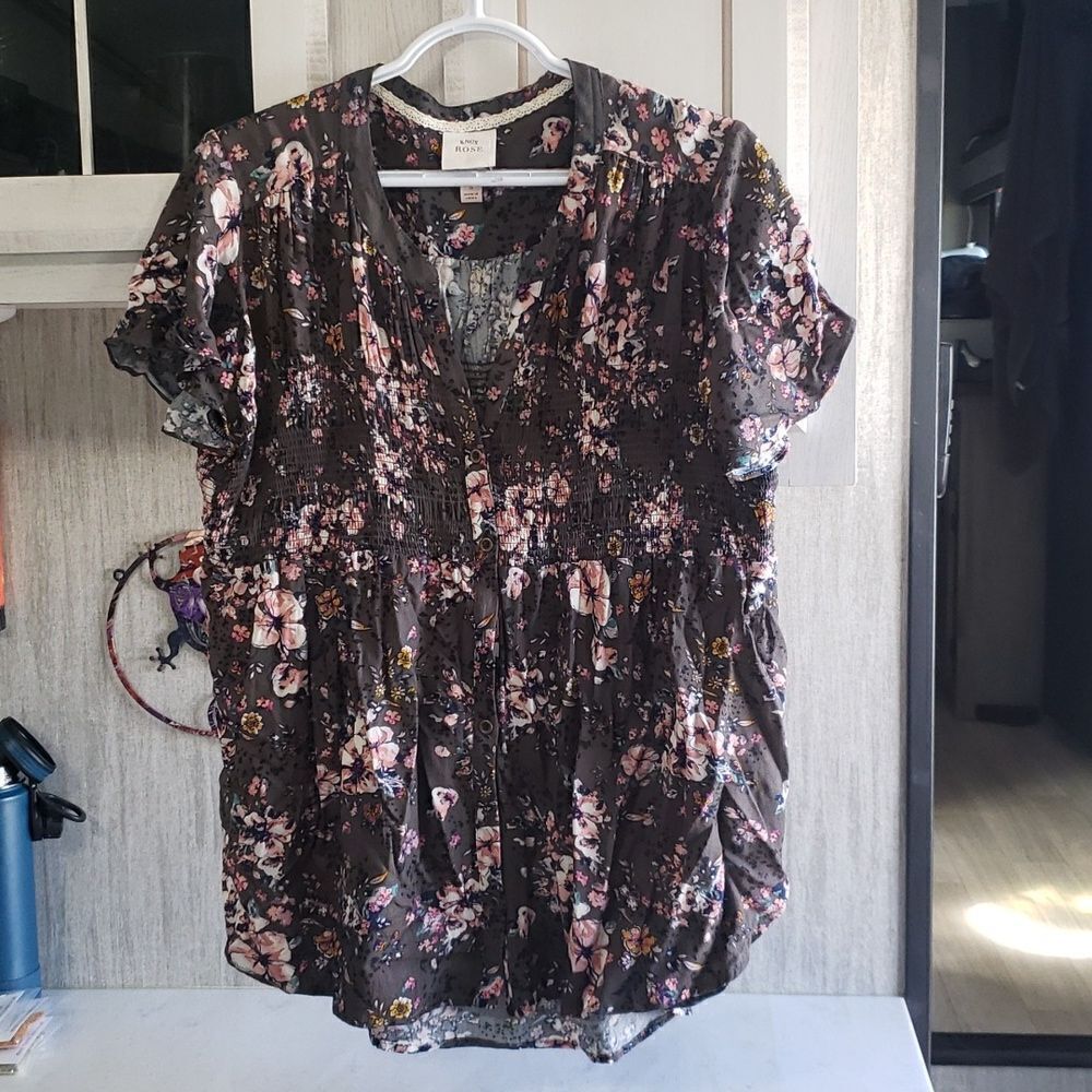 Pretty Olive Green Knox Rose Flowy Top with Floral Design Sz S
